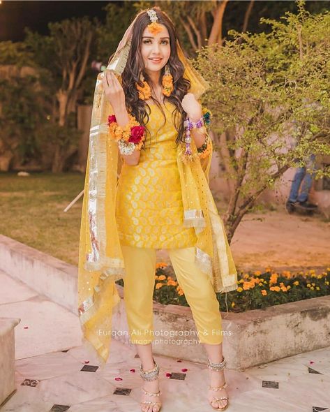 Dolki Outfits Pakistani, Haldi Drees Pic, Dolki Outfits, Mayoon Outfits, Mendhi Dresses, Mayon Dress, Kurta Ideas, Bridal Dpz, Pearl Jewellry