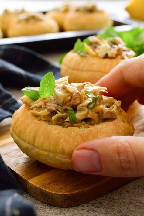 These mushroom and artichoke pastry cups are the perfect vegan party food! They’re quick and easy to prepare with a creamy filling that bursts with the flavours of the Mediterranean! Mushroom Artichoke, Vegan Puff Pastry, Pastry Cups, Horderves Appetizers, Pea Pesto, Vegan Party Food, Vegan Party, Vegan Fish, Fish Tacos Recipe