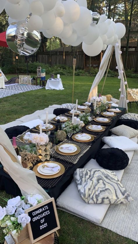 Airbnb Brunch Ideas, Outdoor Bday Party Decorations, Beach Picnic Decor, Picnic Party Table Decor, Black Luxury Picnic, Graduation Picnic Ideas, Picnic Decorations Outdoor, Classy Beach Party, Birthday Decor Outdoor