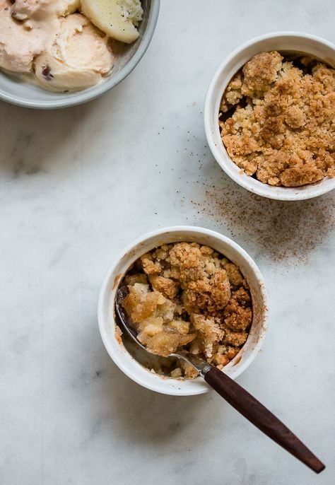 Quick Apple Crisp, Quick Apple Dessert, Easy Apple Crumble, Cracker Barrel Recipes, Healthy Apple Crumble, Batch Baking, Healthy Apple Crisp, Batch Recipes, Apple Crumble Recipe