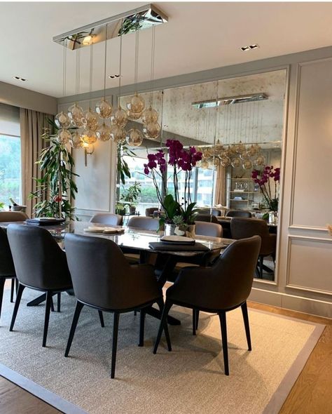 Dining Table Wall Ideas, Modern Mirror Wall Living Room, Mirror Design Wall Dining Room, Dining Mirror Wall Ideas, Mirrors In Dining Room Wall, Dining Room With Mirror, Dining Room Wall Mirror, Mirrors In Dining Room, Dinning Room Mirror