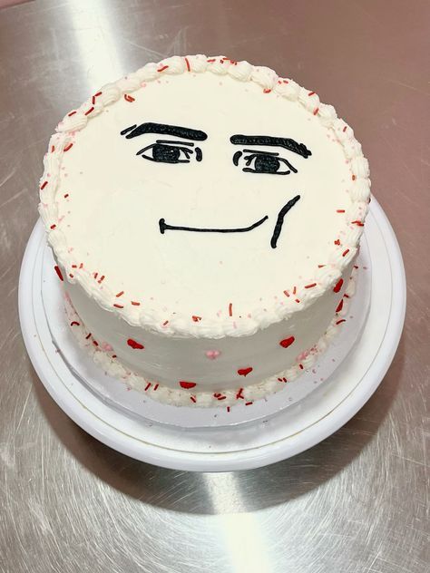 Cake Designs Funny Easy, Roblox Face Cake, Funny Birthday Cakes For Friends, Birthday Cake Funny Ideas, Friends Bday Cake, Funny Bday Cake, Funny Cakes For Friends, Birthday Cake Ideas Funny, Iconic Birthday Cake