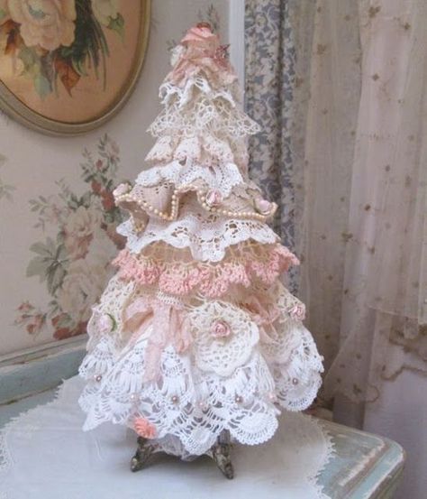 Shabby Chic Christmas Decorations, Shabby Chic Christmas Ornaments, Lace Christmas Tree, Shabby Chic Christmas Tree, Chic Christmas Decor, Homes Decor, Lace Trees, Shabby Christmas, Shabby Chic Room