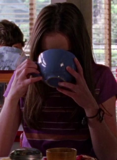 99 Times the Gilmore Girls Drank Coffee Will Satisfy Your Caffeine Needs Alexis Bledel, Estilo Rory Gilmore, Stars Hallow, Gillmore Girls, Glimore Girls, Gilmore Gilrs, Gilmore Girl, Girl Doctor, Girlmore Girls