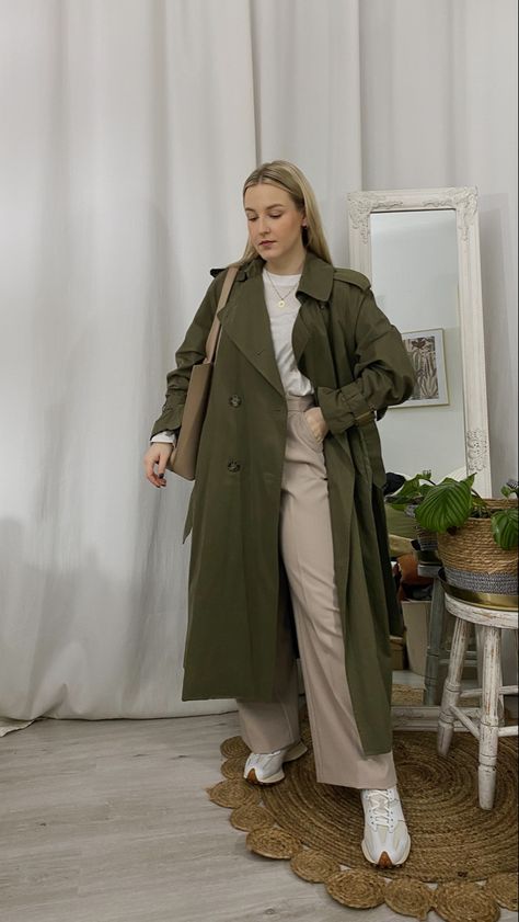 How To Style Olive Green Trench Coat, Green Coats For Women Outfit, Khaki Green Trench Coat Outfit, Olive Green Womens Outfits, Olive Winter Outfit, Olive Green Trench Coat Outfit Fall, Olive Coat Outfit Winter, Trench Coat Women's Outfit, Khaki Coat Outfits For Women