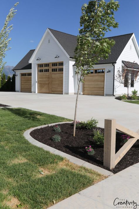 Plan Garage, Modern Garage Doors, Farmhouse Garage, Farmhouse Exterior Design, Garage Door Design, Barn Garage, Modern Farmhouse Home, Modern Garage, Modern Farmhouse Exterior