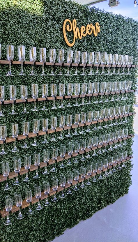 Champagne Wall Alternative, Wall Of Champagne Glasses, Wedding Cocktail Wall, Grass Champagne Wall, Welcome Champagne Wall, Champagne Station Wedding, Wedding Wine Wall, Champagne Display Ideas, Floral Champagne Wall