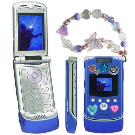 Razor Flip Phone, Early 2000s Flip Phone, Decorated Flip Phone 2000s, Fliphones Aesthetic, Early 2000s Technology, Motorola Flip Phone Aesthetic, 90s Phone Aesthetic, Decorated Flip Phone, Early 2000s Phone