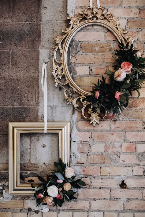 Sadie's Couture Floral - Matt Lien Photography - Loring Social Picture Frame Floral Arrangements, Tuscan Table Centerpiece Ideas, Floral Display Ideas, Floral Craft Ideas, Wall Floral Arrangements, Floral Diy Decor, Floral Picture Frames, Wreath Photography, Wall Flower Decor