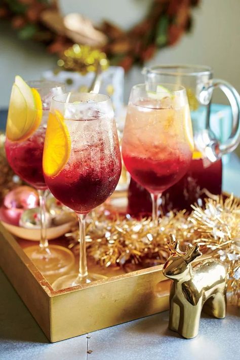 Cranberry Sangría Punch | Fresh cranberries and Granny Smith apples take this cocktail into holiday mode. #holidayparty #cocktails #southernlife Types Of Drinks, Sangria Punch, Cranberry Sangria, Thanksgiving Cocktail Recipes, Thanksgiving Cocktail, Batch Cocktails, Thanksgiving Drinks, Thanksgiving Cocktails, Fruity Drinks