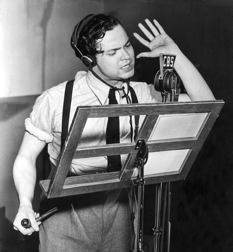 Hg Wells, 1930s Men, Golden Age Of Radio, World Radio, Radio Play, Old Time Radio, Orson Welles, Movie Director, Ray Bradbury