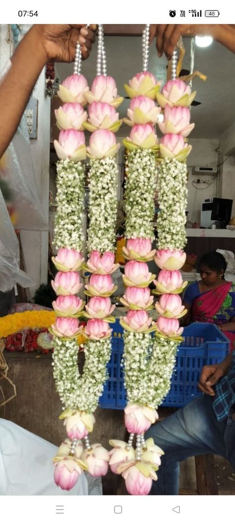 Garlands Wedding Indian Flower Lotus, Wedding Malai Design Lotus, Jaymala For Wedding, Wedding Mala Rose, Rose Garland Wedding, Wedding Car Deco, Flower Garland Diy, Flower Jewellery For Mehndi, Indian Wedding Garland