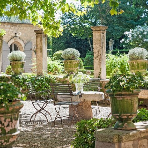 French formal gardens and courtyard with pea gravel - see more of this Stunning French Château Near St-Rémy-de-Provence by Haven In. Old World Interiors, French Courtyard, French Garden Design, Provence Garden, French Country Bathroom, French Exterior, French Country Bedrooms, French Country Dining, French Country Garden