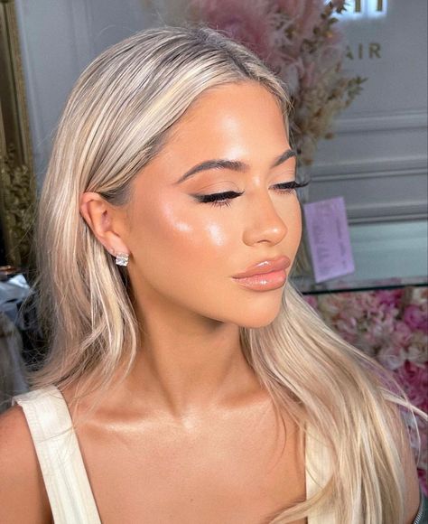 Soft Glam For Wedding Guest, Bronzed Glowy Makeup Look, Glowy Engagement Makeup, Glowy Bronze Makeup Wedding, Formal Makeup Natural Glowy, Glowy Natural Prom Makeup, Glowy Makeup Blonde Hair, Prom Glowy Makeup, Formal Glowy Makeup