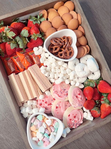 Snack, charcuterie, Valentine, snack baord, Valentine’s Day Snack Board Sleepover, Small Food Platter Ideas, Aesthetic Birthday Snack Table, Snack Platter Aesthetic, Snacks Tray Ideas, Snack Tray Aesthetic, Back To School Snack Board, Sleepover Snack Board, Cute Snack Boards