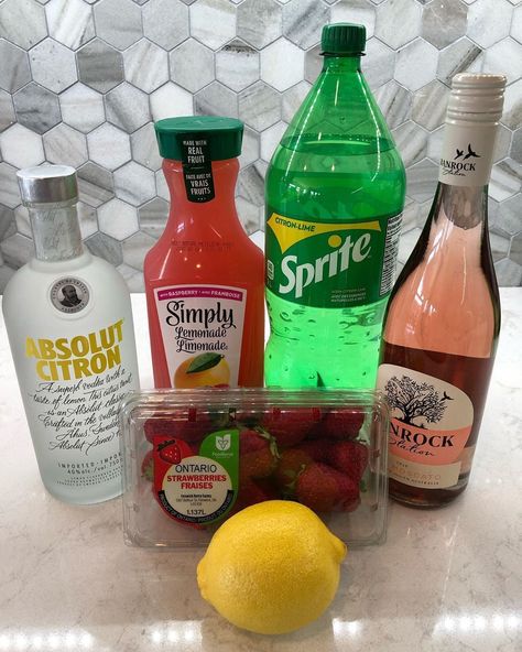 Giggle Juice Recipe, Party Tips And Tricks, Giggle Juice, Moscato Sangria, Vodka Mixed Drinks, Alcoholic Punch Recipes, Simply Lemonade, Adult Beverages Recipes, Mixed Drinks Alcohol