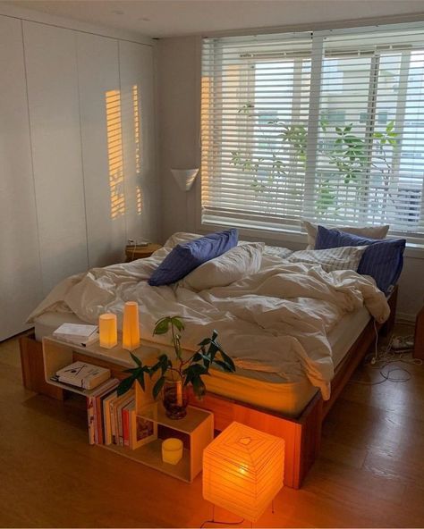 Bedroom Decor For Small Rooms Minimalist, No Headboard Aesthetic, Brazilian Bedroom Aesthetic, Apartment Inspo Minimalist, Small Nyc Bedroom, Postmodern Decor, Nyc Apartment Bedroom, Bedsheets Aesthetic, Colorful Minimalist Bedroom