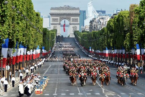 Pendant l'été, tous les dimanches, France 3 Paris Île-de-France vous propose une série d’articles consacrée à ces petites curiosités sur Paris et la région. Celui-ci traitera du défilé du 14-juillet, et des différents lieux... Paris Bastille, Champs Elysees Paris, Paris Travel Photography, New Orleans Museums, Franklin Roosevelt, Celebration Around The World, Bastille Day, French Culture, Champs Elysees