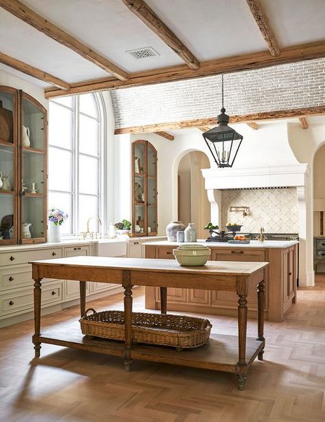 15 Best European Farmhouse Kitchen Design Ideas; traditional farmhouse kitchen style, mixed with the old-world feel of European sophistication. French Countryside Kitchen, Old English Kitchen, European Farmhouse Kitchen, Traditional Farmhouse Kitchen, Kitchen Renos, French Kitchens, Italian House, European Farmhouse, Dream Kitchens