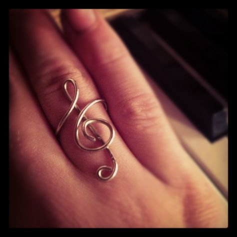 Treble Clef Art, Wired Rings, Treble Clef Ring, Paperclip Crafts, Crystal Jewelry Diy, Copper Accessories, Wire Wrap Jewelry Designs, Wire Wrapped Jewelry Tutorials, Art Wire