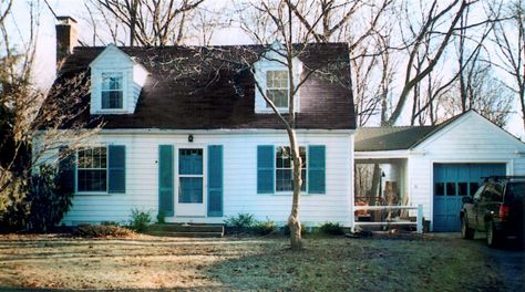 small-cape-cod-home-with-garage-b5b72a4a Cape Cod Style House Exterior, Cap Cod Style Homes, Cape Cod Siding, Cape House Exterior, Cape Cod Kitchen, Front Porch Remodel, Cape Cod Exterior, Cape Cod House Exterior, Front Porch Addition