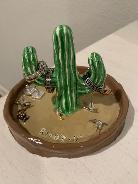 Things Made With Air Dry Clay, Clay Art Projects Jewelry Holder, Clay Crafts Ideas Sculpture, Clay Jewelry Pot, Clay Sculpture Jewelry Holder, Air Dry Jewelry Holder, Aesthetic Sculpture Diy, Jewlrey Holders Clay, Cactus Ceramic Ideas