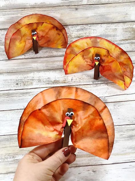 Homemade Thanksgiving Decorations, Fun Thanksgiving Crafts, Thanksgiving Crafts Preschool, Thanksgiving Turkey Craft, Preschool Crafts Fall, Easy Thanksgiving Crafts, November Crafts, Coffee Filter Crafts, Turkey Crafts