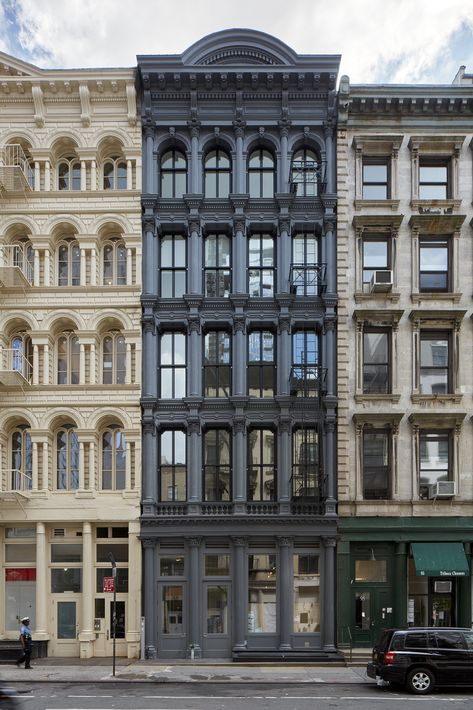 Now nicknamed  Design | #MichaelLouis - www.MichaelLouis.com Appartement New York, Manhattan Buildings, Modern Appartement, Modern Apartment Decor, Apartment Exterior, Classic Building, Apartment Architecture, Classic Architecture, Design Exterior