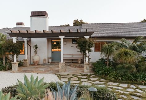 California Ranch Style Homes Exterior, California Ranch Style Homes, Farmhouse Villa, California Farmhouse, Spanish Farmhouse, Montecito California, Inspiring Homes, California Outdoor, Ranch House Exterior