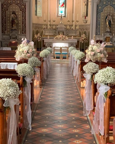 Flowers For Church Wedding Altars, Church Bench Decor Wedding, Bride Without Bouquet, Wedding In Church Decorations, Church Styling Wedding, Church Quinceanera Decorations, Quince Church Decorations, Wedding Alter Ideas Church Altars, Decorating Church For Wedding