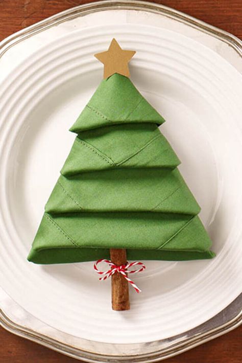 A Fun and Easy Holiday Craft: Christmas Tree Napkins. Get ready to impress your guests when you learn how to transform a green dinner napkin into a Christmas tree for your plate. Homemade Christmas Table Decorations, Christmas Tree Napkin Fold, Christmas Napkin Folding, Homemade Christmas Tree, Christmas Specials, Diy Christmas Table, Christmas Tree Napkins, Frugal Christmas, Green Napkins