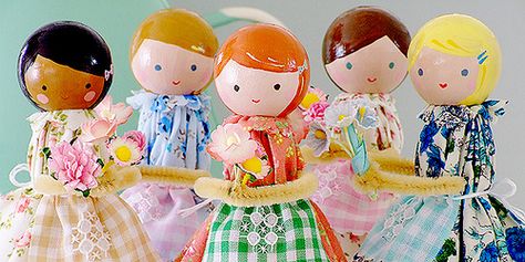 clothespin dolls - Google Search Tiny Dolls To Make, Clothespin Doll, Wood Peg Dolls, Bendy Doll, Peg People, Clothespin Dolls, Operation Christmas Child, Clothes Pin Crafts, Pin Doll