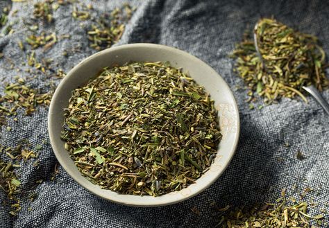 Storing Basil, Dried Basil Leaves, Spice Blends Recipes, Basil Plant, Herbs De Provence, Culinary Herbs, Aromatic Herbs, Country Cooking, Organic Herbs