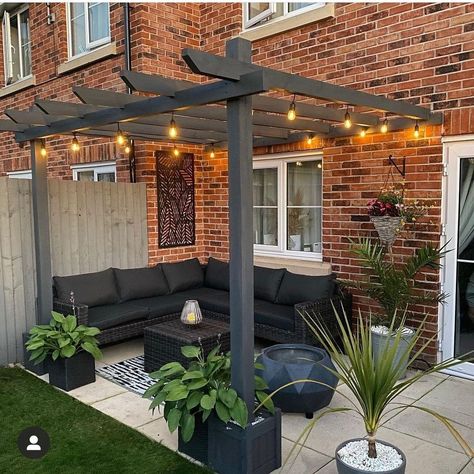 Lara Jade on Instagram: “Happy Bank Holiday Monday 🤍 . Hope you’ve all had a lovely Easter weekend 🐣 .…” Garden Seating Area, Modern Backyard Landscaping, Back Garden Design, Backyard Renovations, Small Backyard Gardens, Patio Garden Design, Modern Backyard, Outdoor Gardens Design, Backyard Garden Design