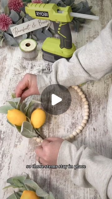 Dollar Tree Beaded Wreath, Lemon Wreath Diy, Spring Dollar Store Crafts, Farmhouse Wreath Diy, Lemon Wreaths, Diy Dollar Tree Centerpieces, Lemon Diy, Dollar Tree Easter Crafts, Farmhouse Summer Decor