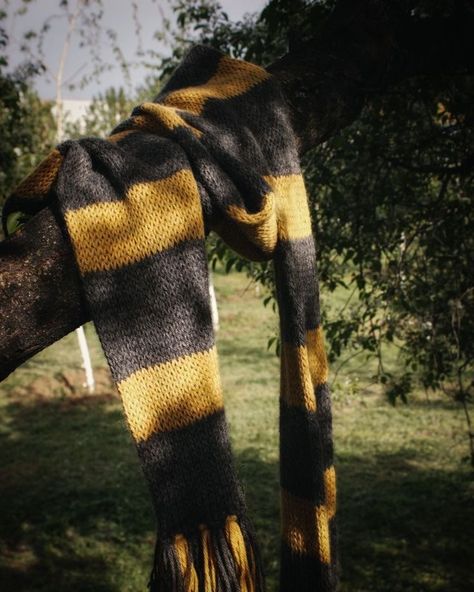 Hufflepuff Scarf Aesthetic, Rolf Scamander Aesthetic, Hufflepuff Robes Aesthetic, Hufflepunk Aesthetic, Hufflepuff Aesthetic Girl, Hufflepuff Boy Aesthetic, Hogwarts Hufflepuff Aesthetic, Harry Potter Hufflepuff Aesthetic, Hufflepuff Girl Aesthetic