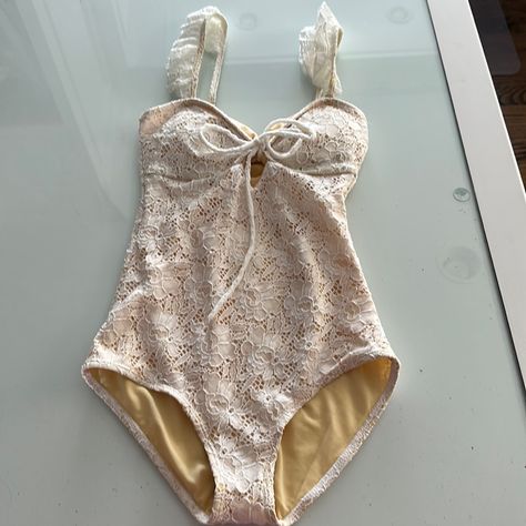 Chicwish Brand New White Ruffled With Flowers White Beautiful One Piece Bathing Suit. Princess Bathing Suit, Swimming Suits One Piece, Coquette Swimsuit, Classy Swimwear, Swim Clothes, Pretty Swimsuits, Coquette Summer, Beautiful Bathing Suits, One Piece Bathing Suits