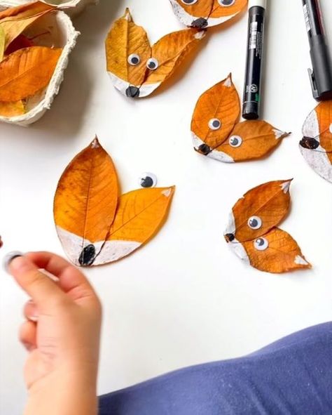 Fox Crafts For Preschool, Fox Made Out Of Leaves, Fox Leaves Craft, Leaf Foxes Craft, Fox Diy Crafts, Autum Ideas Craft For Kids, Autumnal Activities For Kids, Autumn Crafts Leaves, Fox Leaf Art