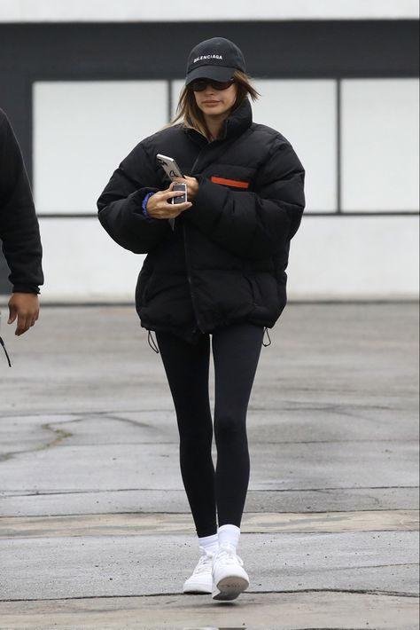 Morning Pilates, Haley Bieber, Plane Outfit, Hailey Bieber Outfits, Puffer Jacket Style, Look Legging, Working Out Outfits, Winter Outfits Warm, January 7