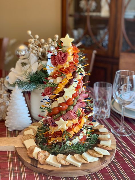 Christmas Charcutertree Board, Standing Christmas Tree Charcuterie, Charcuterie Xmas Tree, Bring A Board Christmas, Christmas Charcutertree, Winter Finger Foods, Office Christmas Party Food, Fun Christmas Dinner Ideas, Christmas Eve Finger Food Ideas