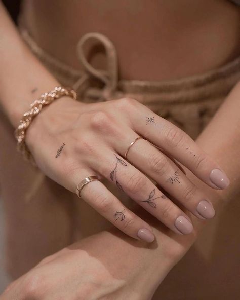 Simple Finger Tattoo, Small Finger Tattoos, Tato Henna, Finger Tattoo For Women, Hand And Finger Tattoos, Finger Tattoo Designs, Delicate Tattoo, Hand Tattoos For Women, Small Hand Tattoos