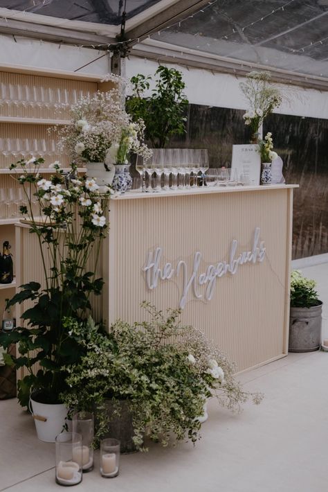 A glamorous backyard wedding in Germany that was all about the party Wedding Bar Display, Outdoor Wedding Bar, Wedding Cocktail Tables, Wedding Bar Decor, Bar Aesthetic, Bar Business, Event Bar, Diy Bar, Bar Set Up