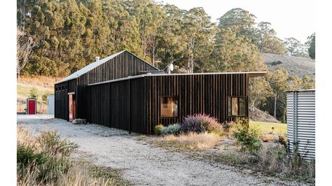 Barn Style House Exterior, Modern Barn House Exterior, Tiny Barn House, Scandinavian Barn House, Contemporary Farm House, Barn Landscaping, Barn Architecture, Modern Barn Style, Exterior Farmhouse