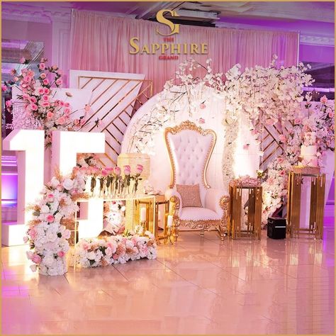 Floral 15 Theme, Quince Decorations Flowers, Pink And Gold Quince Tables, Quinceanera Pink Theme Ideas, 15s Theme Ideas, Blush Sweet 16 Decorations, Royalty 15 Theme, Coral Quinceanera Decorations, Light Pink And Gold Quinceanera Decorations