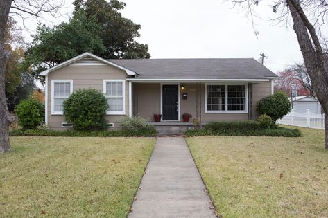 When Patti decided to move to Waco to be near her two sons, she was determined to find a house that would bring her joy. Chip and Jo delivered with a warm and welcoming home that produced both smiles and 1950s Bungalow, Rental Makeover, Holiday House Decor, Unique Front Doors, Bungalow Style House, Hgtv Fixer Upper, Classic Cottage, Chip And Joanna Gaines, Joanna Gaines