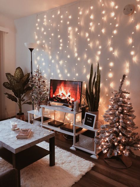 Christmas Ideas Small Apartment, Holiday Apartment Decor Ideas, Christmas Decoration Ideas For Small Apartment, Christmas Aesthetic Cozy Living Room, Christmas Home Decor Small Apartment, First Apartment Christmas Decor, Small Christmas Decorations Apartment, One Bedroom Apartment Christmas Decor, Christmas Studio Apartment Decor