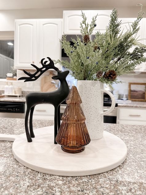 Guys Kitchen Decor, Christmas Decoration Kitchen Island, Cute Christmas Decor For Apartments, Christmas Decor On Island, Christmas Decor Ideas Counter Top, How To Decorate A Kitchen Island Tray, Breakfast Bar Christmas Decor, Side Table Decor Christmas, Christmas Decor On Kitchen Island