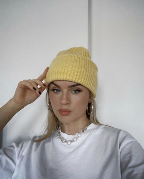 Yellow Beanie Outfit, Yellow Beanie, Beanie Outfit, Yellow Hat, Fit Inspo, Fall Winter Outfits, Fitness Inspo, Selfies, Fashion Inspiration