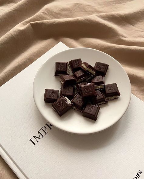 chocolate food and aesthetic image <img alt= src="https://data.whicdn.com/images/346118103/origin Romeo I Julia, Ritter Sport, Chocolate Girls, Cream Aesthetic, Think Food, Healthy Chocolate, Beige Aesthetic, Brown Aesthetic, Puddings