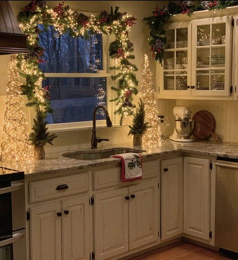 Christmas Apartment, Cozy Christmas Decor, Christmas Decor Inspiration, Christmas Kitchen Decor, Over The Sink, Christmas Decorations For The Home, Christmas Room, Outdoor Christmas Lights, Decoration Inspiration